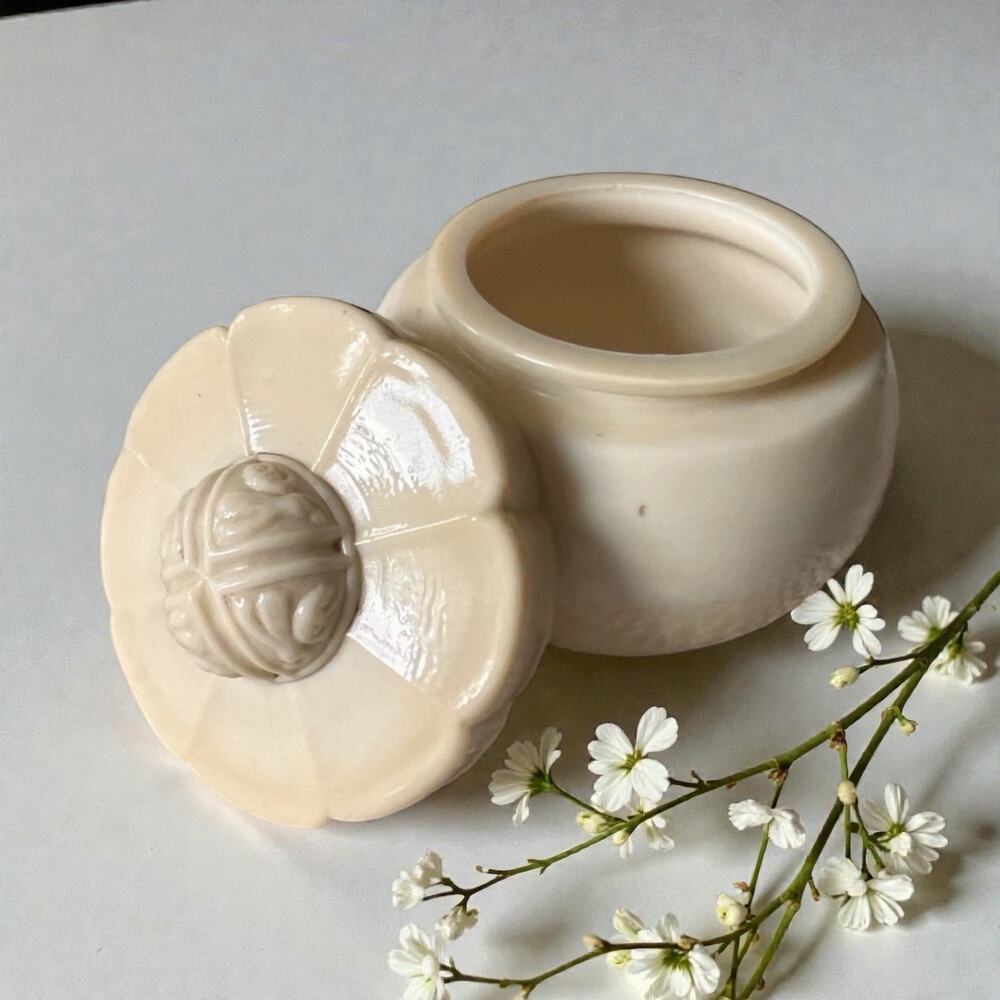 VINTAGE YARDLEY OF LONDON Cosmetic Glass / Bakelite Jar Lid Bee Flower 2049-35